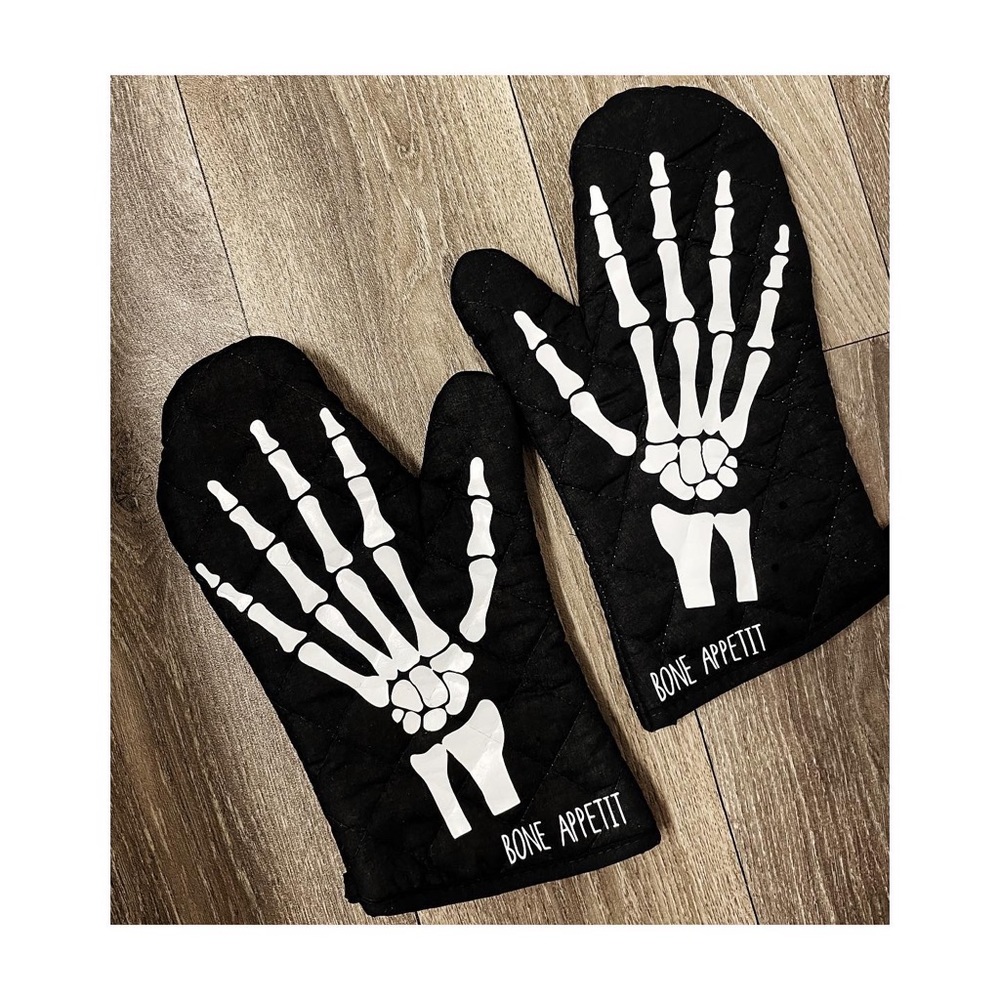 💀💀- NWT Skeleton Oven Mitts